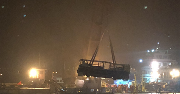 Bus wreck retrieved from river in Chongqing