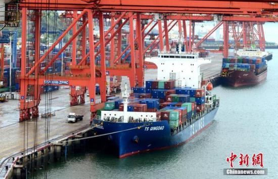 An aerial drone photo shows cargo ships at a container terminal of Haitian Port in Xiamen, east China's Fujian Province. (Photo/China News Service)