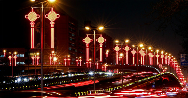 Chinese knot-shaped decorations light up Chang'an Ave. in Beijing