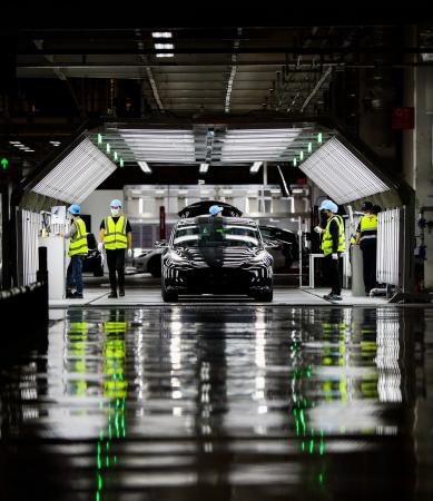 Employees work at the Tesla gigafactory in Shanghai, Nov 20, 2020. (File photo/Xinhua)