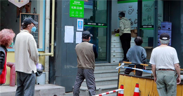 Retail outlets in Shanghai's precautionary zone resume operations