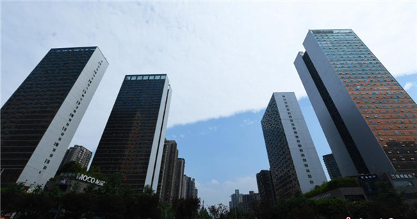 Cloud bank dissects Chongqing sky