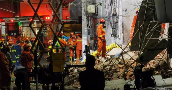Residential building collapses in explosion in Jiangsu