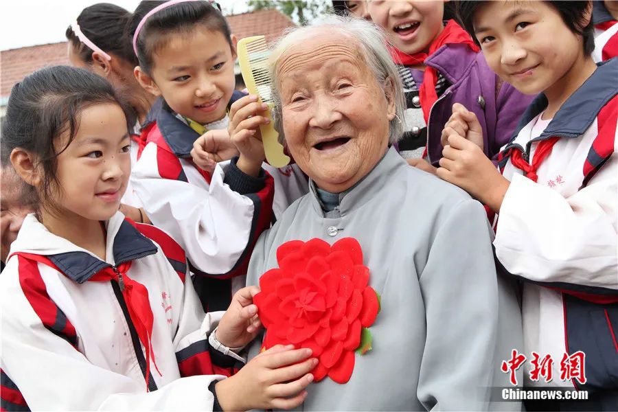 Primary school students and the elderly in nursing home, celebrated the traditional Chongyang Festival(Double Ninth Festival),in Ganyu County, Jiangsu Province. (Photo: China News Service/Si Wei)