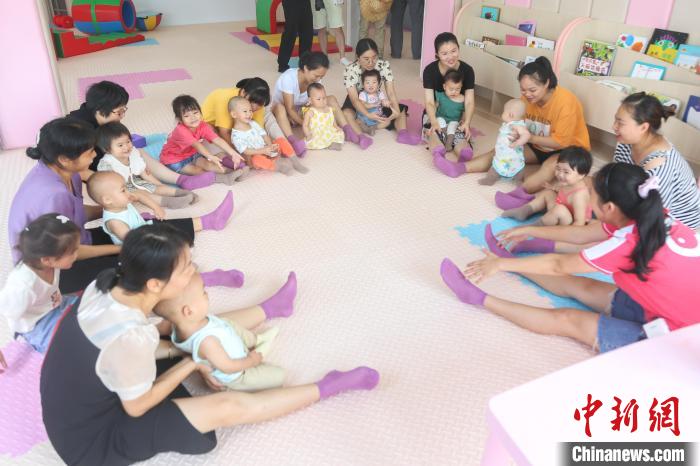 Mothers play games with their kids at a childcare facility in Xunwu County, Jiangxi Province. (File Photo)