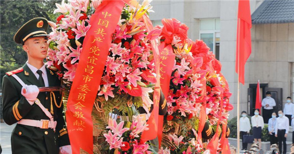 People pay tribute to national heroes in Hubei
