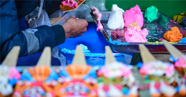 Craftsmen make butter sculptures to welcome Tibetan New Year