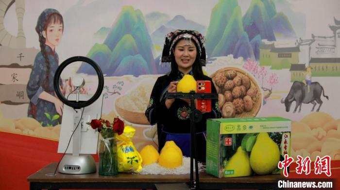 Song Chunjiao sells agriculture products in livestreaming (Photo: China News Service/ Zhou Wen)