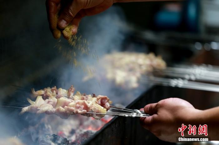 Photo shows lamb kebabs on a stove. (Photo/China News Service)