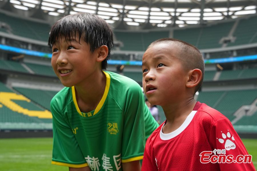 40 Tibetan kids play soccer with peers in Beijing