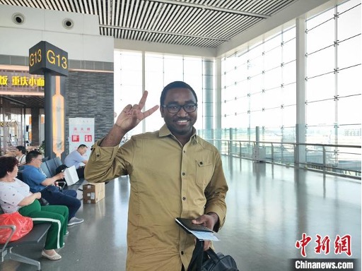 (Chitosi Innocent at the airport. Photo: China News Network/Liu Yue)