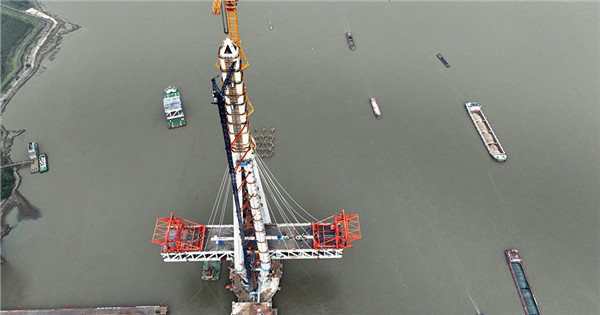 Construction of south tower on Changtai Yangtze River bridge completes