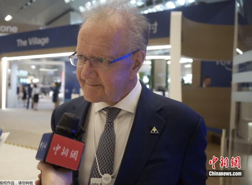 On June 27, John Quelch, Executive Vice Chancellor and Distinguished Professor of Social Science at Duke Kunshan University, took an exclusive interview with China News Network during the 2024 Summer Davos Forum. (Photo/China News Service)