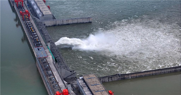 Three Gorges Dam in Hubei discharges floodwater 