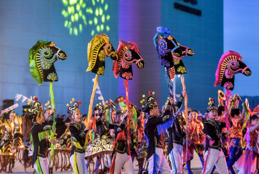 Xinjiang launches first folk art season