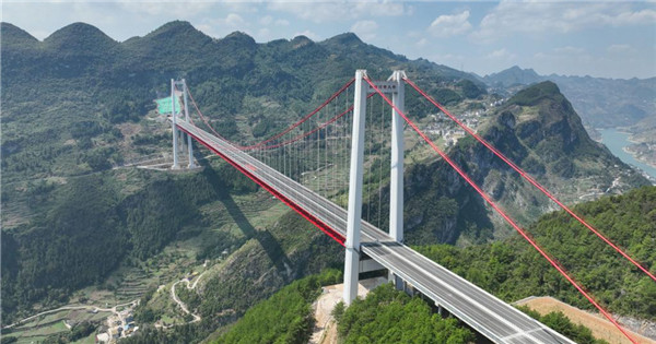 Tongzi River grand bridge opens to traffic in Guizhou