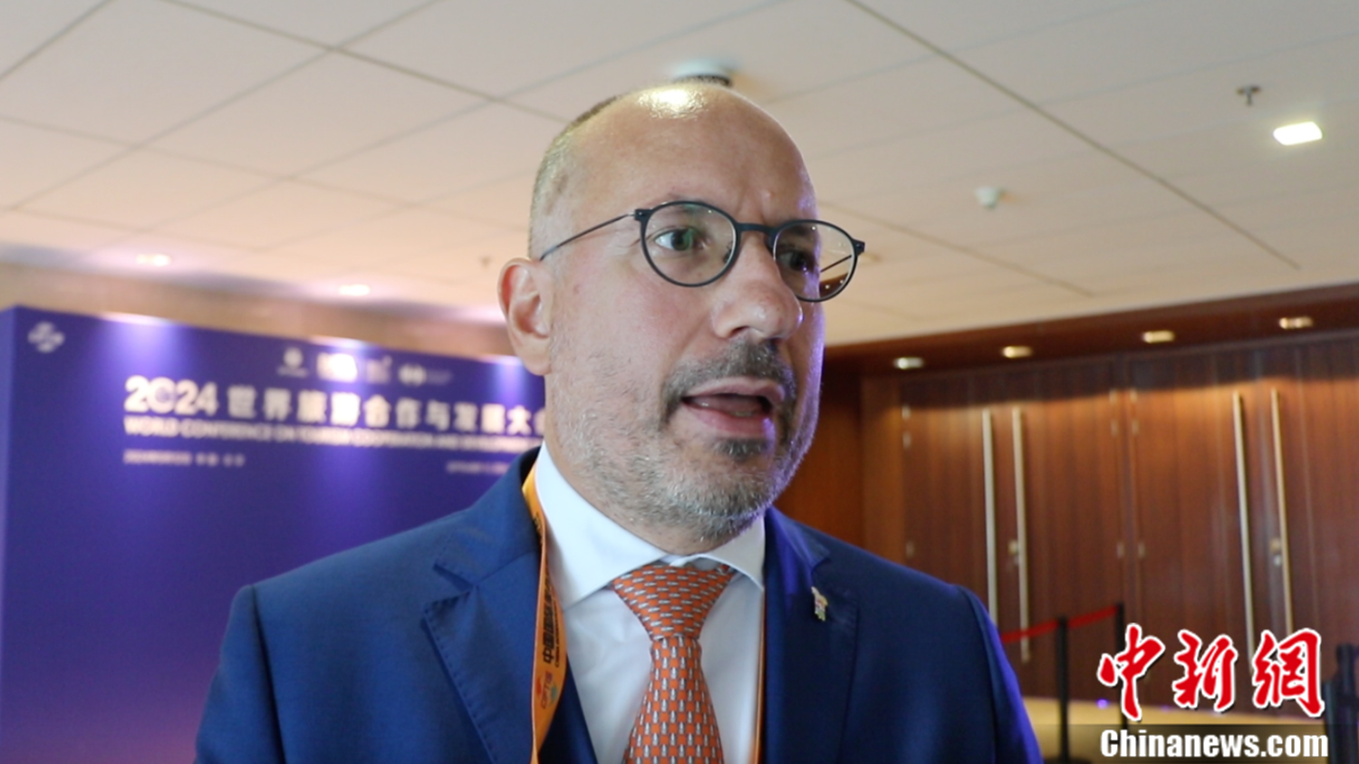 Dott. Maurizio Rasero, the governor of Province Asti, Italy, talks to China News Network at the China National Convention Center in Beijing, on Sep. 12, 2024. (Photo: China News Network / Wu Jiaju)