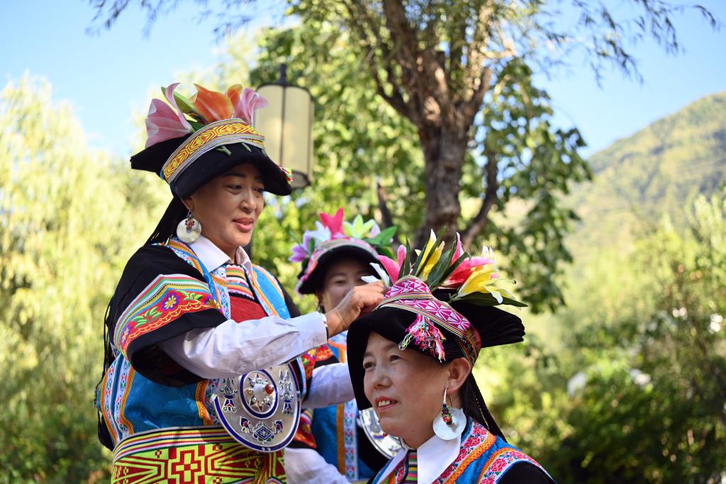 1,000-year-old Qiang-Tibetan brocade waving tradition well inherited