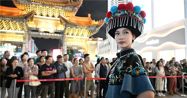 Flash mob showcases beauty of Yi embroidery in Yunnan