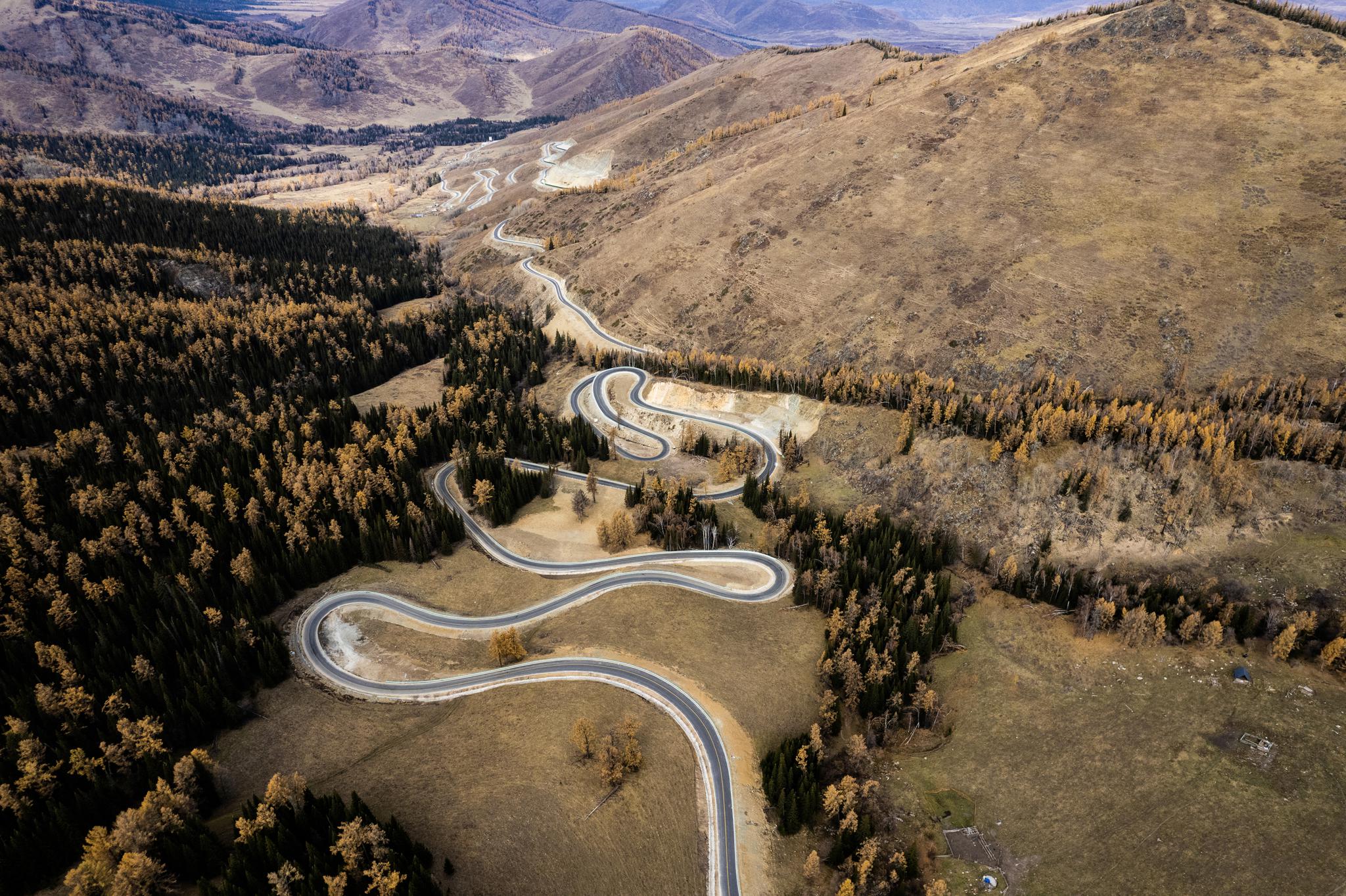 Altay - Hemu road put into trial operation in Xinjiang