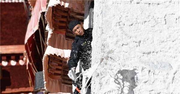 Potala Palace undergoes annual whitewash