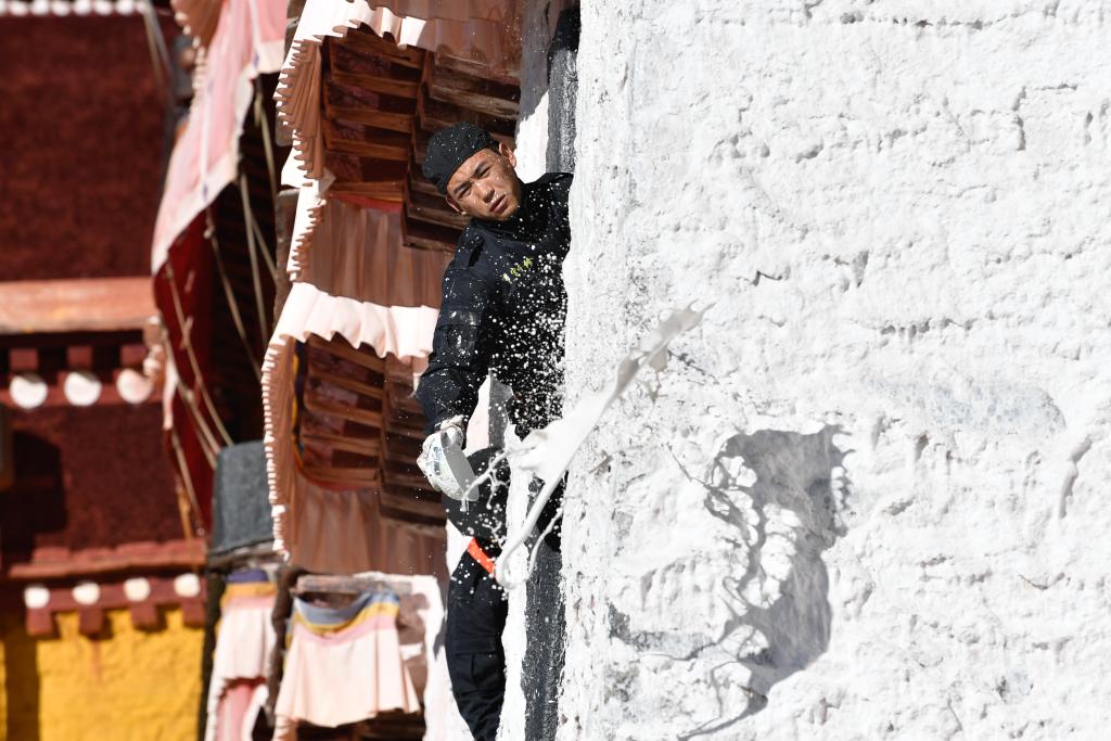 Potala Palace undergoes annual whitewash