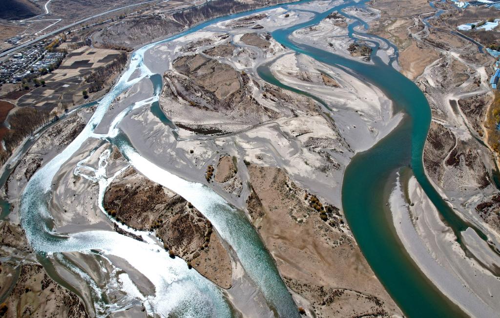 Long stretches of Lhasa River branches in Xizang