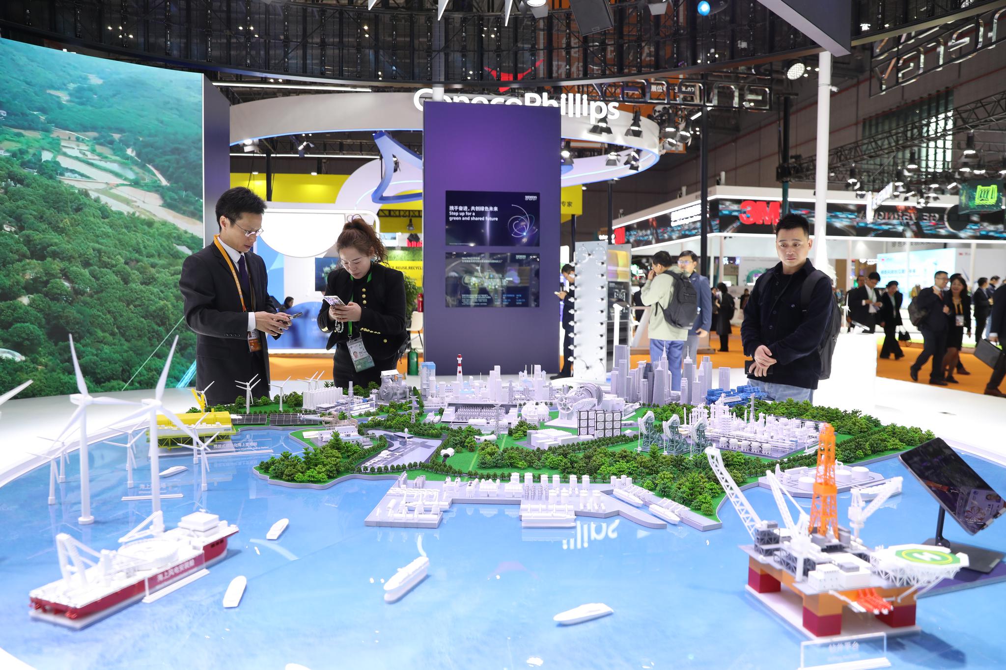 Cutting-edge technology, high-end equipment draw visitors to 7th CIIE