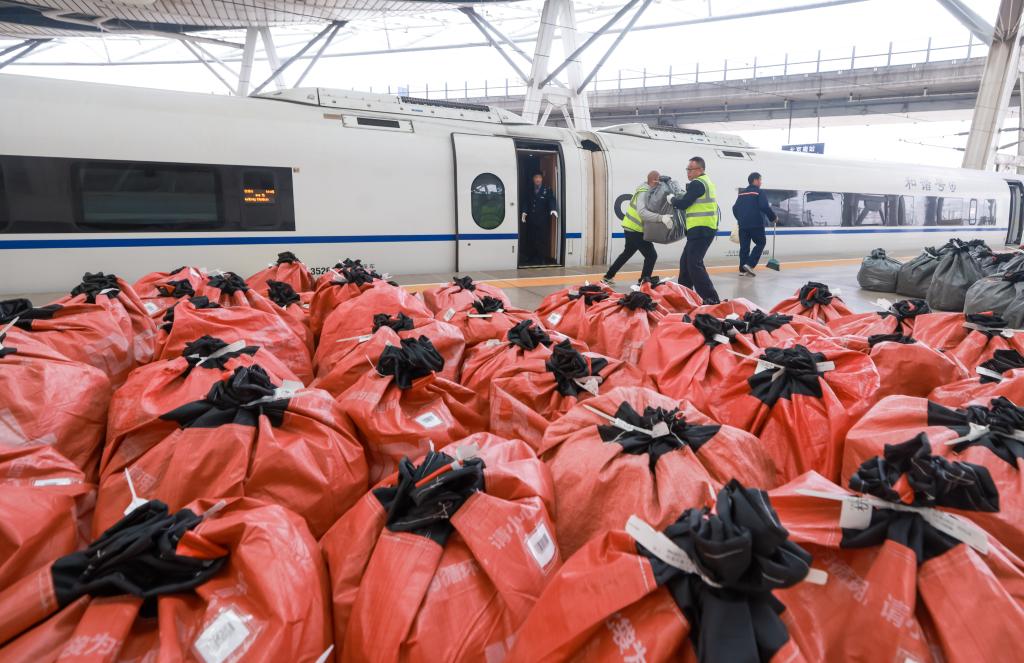 China's railways haul parcels from shopping spree