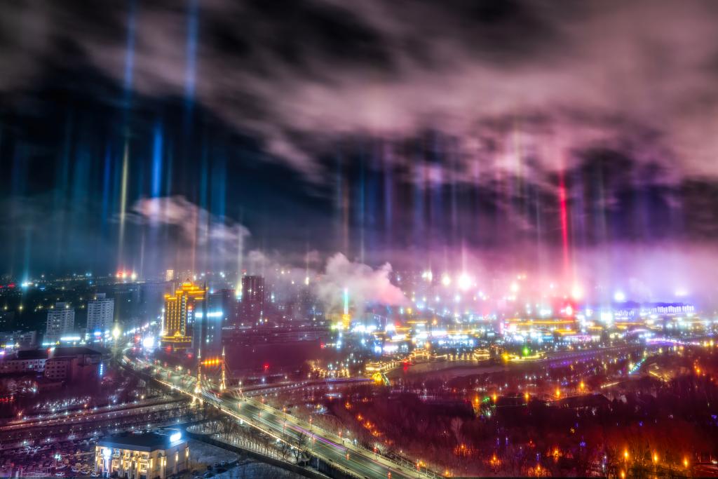 Stunning light pillars light up sky in Xinjiang