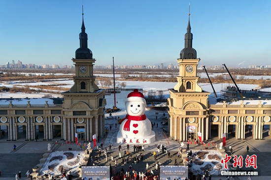 An aerial view of a giant snowman in Harbin, northeast China's Heilongjiang Province, Dec. 17, 2024. (Photo/China News Service)