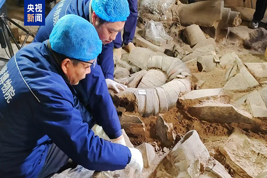 Archaeologists work at the excavation site at the mausoleum belonging to Qinshihuang in northwest China's Shaanxi Province. (Photo/CCTV)