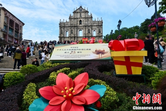 The Ruins of St. Paul are decorated to celebrate the 25th anniversary of Macao's return to the motherland in the Macao Special Administrative Region, Dec. 16, 2024. (Photo/China News Service)