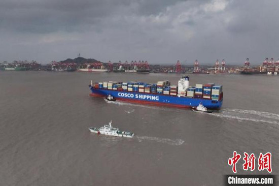 A COSCO container vessel arrives at Yangshan Port in Shanghai, Dec. 18, 2024. (Photo/China News Service)