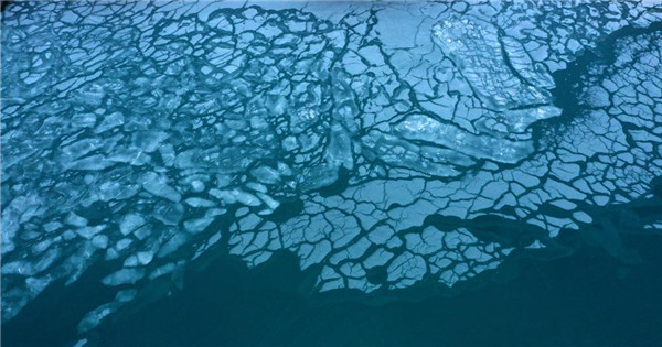 Ice floating on Qinghai Lake as frozen season begins 