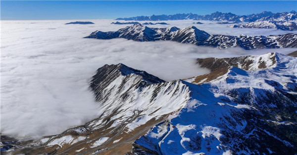 Cloud-shrouded Jiajin Mountain in Sichuan