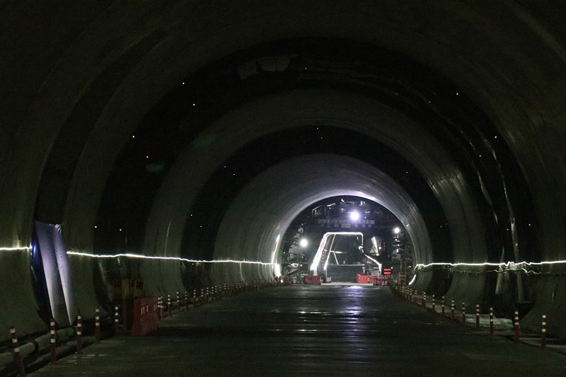 Xinjiang completes world's longest expressway tunnel