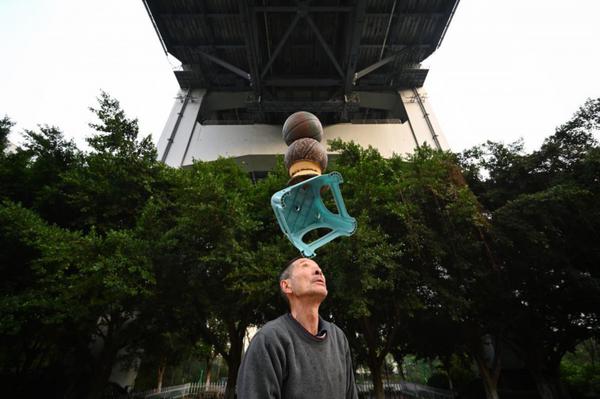 A man works out in the early morning under a bridge in Nan'an district of Chongqing. (Photo by Li Ye/For chinadaily.com.cn)