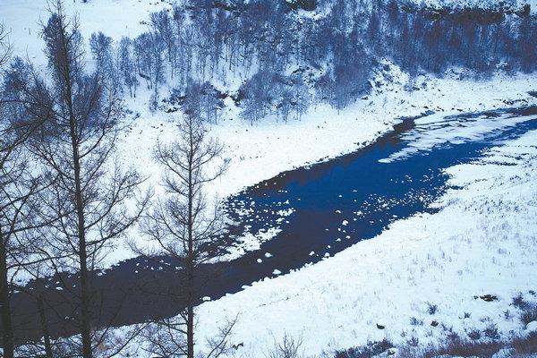 The Unfrozen River runs through Arxan National Forest Park in the Inner Mongolia autonomous region. (Photo by LIU ZHAOMING/FOR CHINA DAILY)