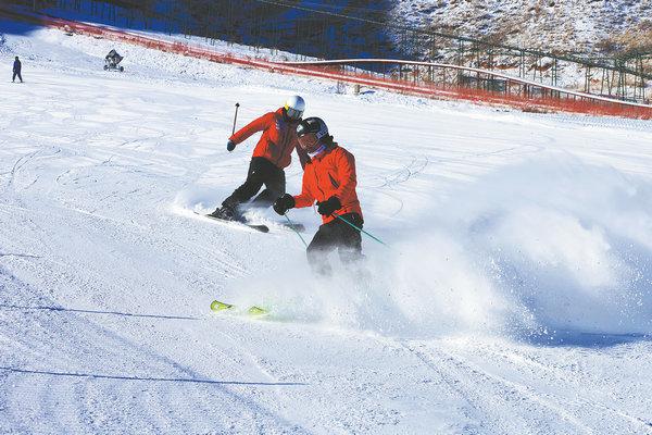 Xinjiang Uygur autonomous region enjoys increasing popularity among skiers, thanks to its long snow season and vast area of natural powder snow. (Photo by WANG JUNAN/FOR CHINA DAILY)