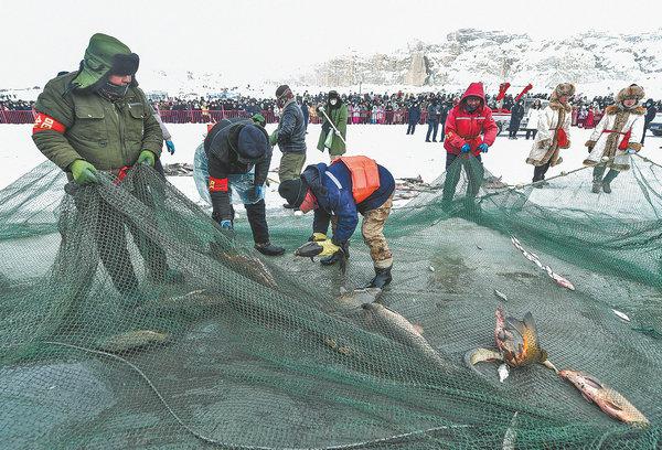 Fuhai county in Altay, Xinjiang Uygur autonomous region, hosts spectacular winter fishing events. (Photo by LIU XIN/CHINA NEWS SERVICE)