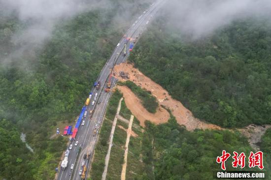 An aerial photo taken on May 2, 2024 shows the site of an expressway collapse on the Meizhou-Dabu Expressway in Meizhou, south China's Guangdong Province. (Photo/China News Service)