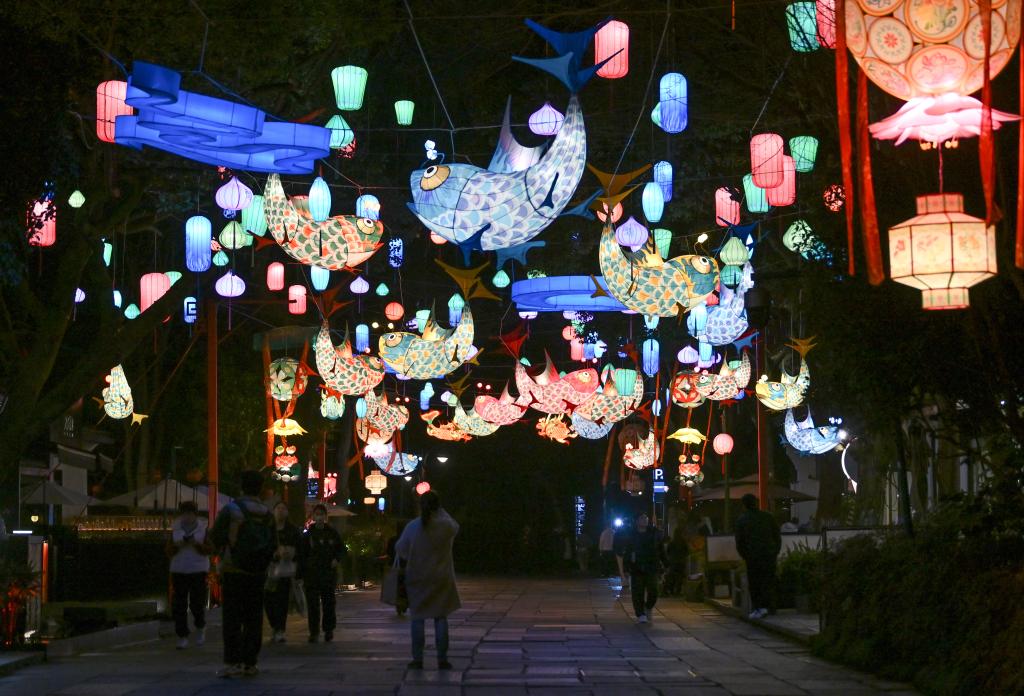 Splendid lanterns add festive atmosphere to Hangzhou