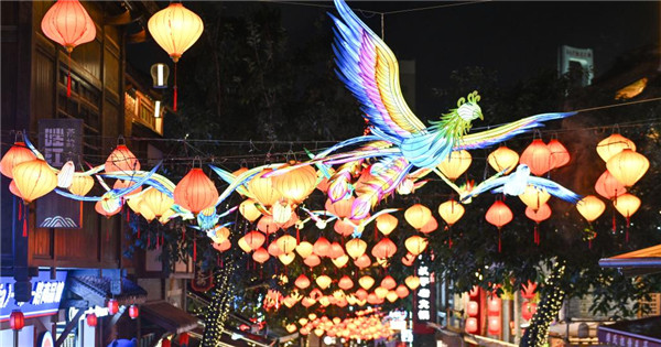 Cities hang lanterns to greet Spring Festival across China