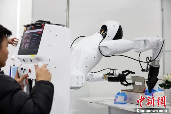 Engineers train humanoid robots at a factory in Shanghai, Feb. 18, 2025. (Photo/China News Service)