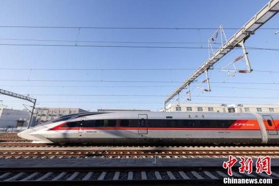 Photo shows a prototype of CR450 bullet train undergoing tests in Beijing, capital of China, Feb. 25, 2025. (Photo/China News Service)