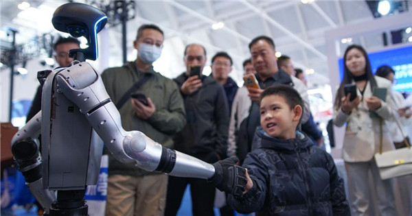 Humanoid robots attract visitors to Tianjin Industrial Expo