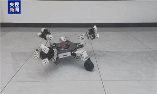 A six-legged robot for space mining is developed by a lab of China University of Mining and Technology in Xuzhou, Jiangsu Province. (Photo/Screenshot of CCTV) A six-legged robot for space mining is developed by a lab of China University of Mining and Technology in Xuzhou, Jiangsu Province. (Photo/Screenshot of CCTV)