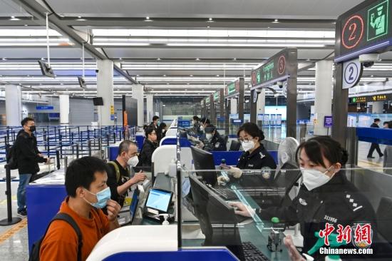 File photo taken on Jan. 8, 2023 shows travelers passing through immigration check points at Zhuhai-Macao Port in South China's Guangdong Province. (Photo/China News Service) File photo taken on Jan. 8, 2023 shows travelers passing through immigration check points at Zhuhai-Macao Port in South China's Guangdong Province. (Photo/China News Service)