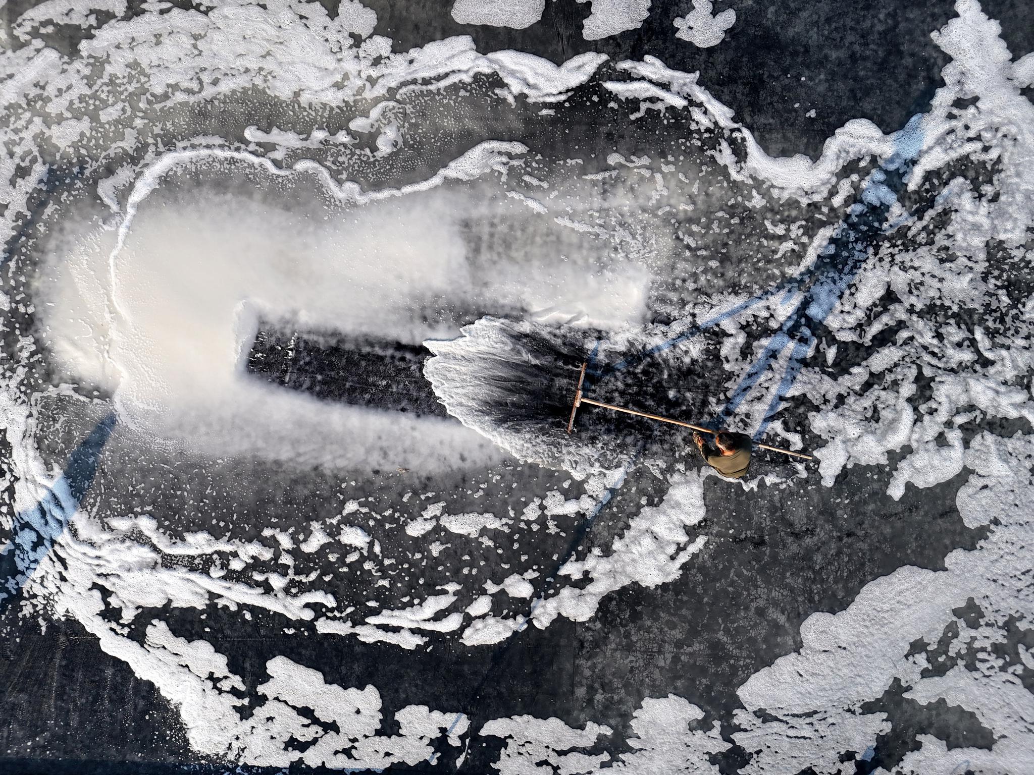 Salt harvest scene resembles ink paintings